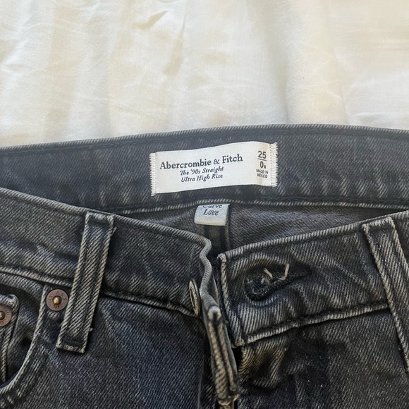 Abercrombie Curve Love 90’s Straight Jean - Picture 2 of 3